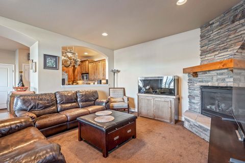 Tiny photo for 1398 NE Carson Street, Prineville, OR 97754 (MLS # 220213295)