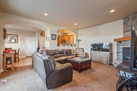 Tiny photo for 1398 NE Carson Street, Prineville, OR 97754 (MLS # 220213295)