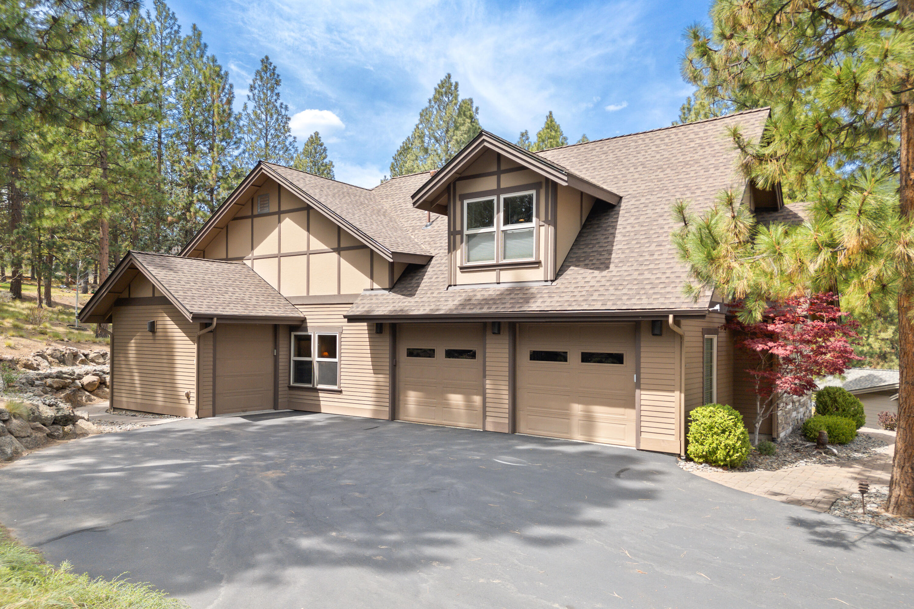 2677 NW Champion Circle