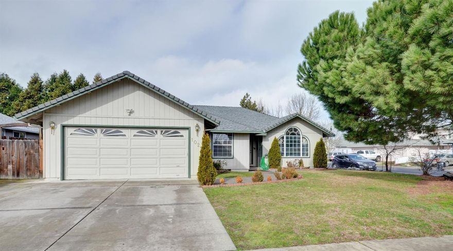 Wonderful three bed two bath Central Point home in a great, family friendly neighborhood! Very easy access to shopping, restaurants and city services and schools! The high vaulted ceiling and open floor plan gives a spacious feel. The kitchen is light and bright with easy access to the shaded patio and huge backyard. Rich color tones and supple hardwood blend together to create a warm and welcoming atmosphere!