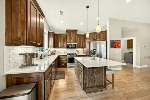 Tiny photo for 4433 Merlot Court, Medford, OR 97504 (MLS # 220211241)