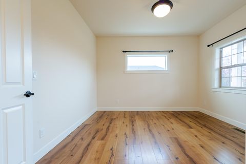 Tiny photo for 1752 NW Upas Avenue, Redmond, OR 97756 (MLS # 220212245)