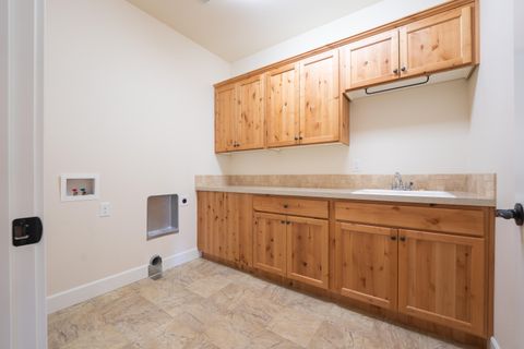 Tiny photo for 1752 NW Upas Avenue, Redmond, OR 97756 (MLS # 220212245)