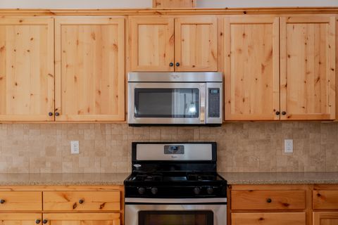 Tiny photo for 1752 NW Upas Avenue, Redmond, OR 97756 (MLS # 220212245)