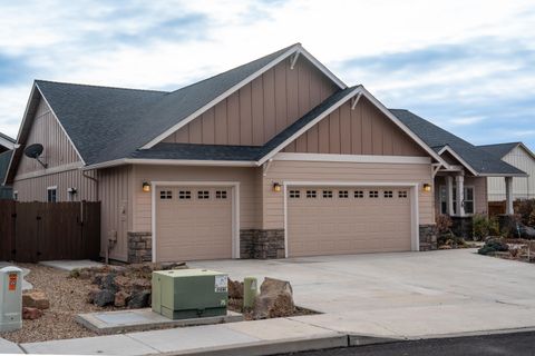 Tiny photo for 1752 NW Upas Avenue, Redmond, OR 97756 (MLS # 220212245)