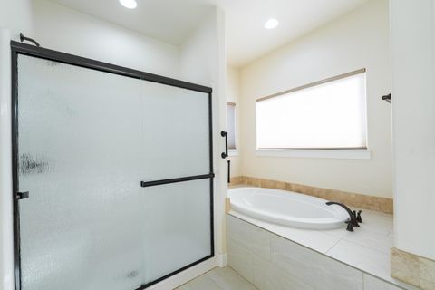 Tiny photo for 1752 NW Upas Avenue, Redmond, OR 97756 (MLS # 220212245)