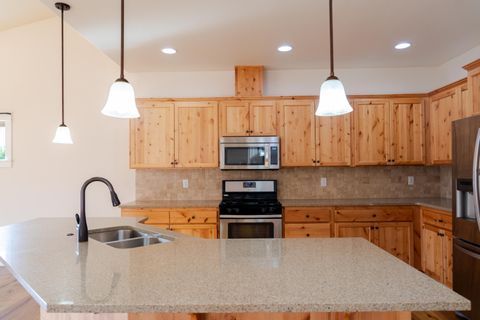 Tiny photo for 1752 NW Upas Avenue, Redmond, OR 97756 (MLS # 220212245)