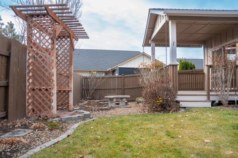 Tiny photo for 1752 NW Upas Avenue, Redmond, OR 97756 (MLS # 220212245)