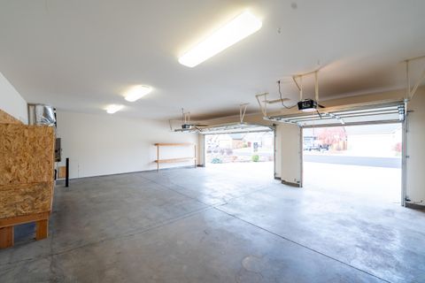 Tiny photo for 1752 NW Upas Avenue, Redmond, OR 97756 (MLS # 220212245)