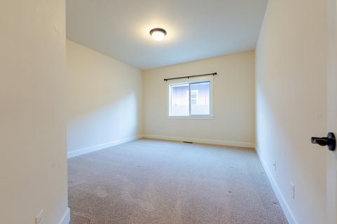 Tiny photo for 1752 NW Upas Avenue, Redmond, OR 97756 (MLS # 220212245)