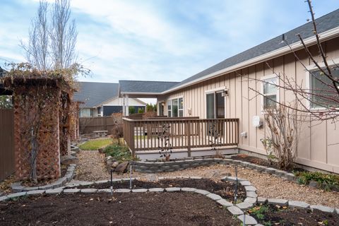 Tiny photo for 1752 NW Upas Avenue, Redmond, OR 97756 (MLS # 220212245)