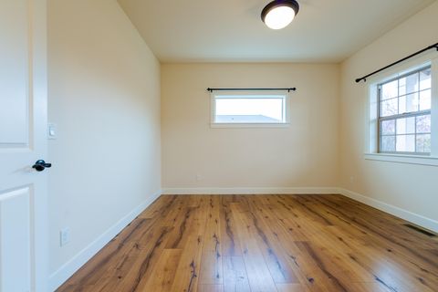 Tiny photo for 1752 NW Upas Avenue, Redmond, OR 97756 (MLS # 220212245)