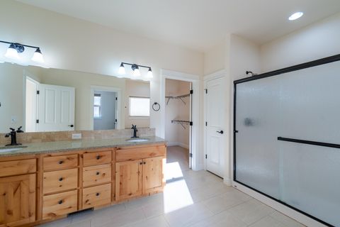 Tiny photo for 1752 NW Upas Avenue, Redmond, OR 97756 (MLS # 220212245)