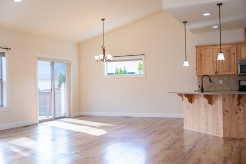 Tiny photo for 1752 NW Upas Avenue, Redmond, OR 97756 (MLS # 220212245)