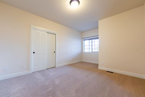 Tiny photo for 1752 NW Upas Avenue, Redmond, OR 97756 (MLS # 220212245)