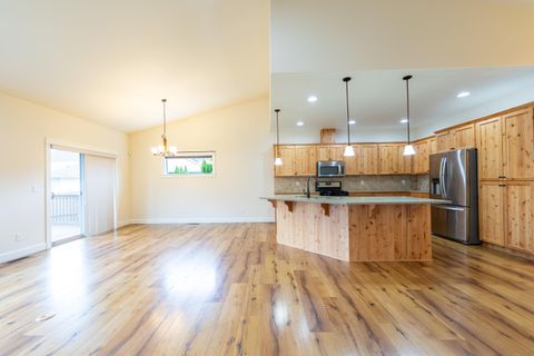 Tiny photo for 1752 NW Upas Avenue, Redmond, OR 97756 (MLS # 220212245)