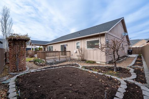 Tiny photo for 1752 NW Upas Avenue, Redmond, OR 97756 (MLS # 220212245)