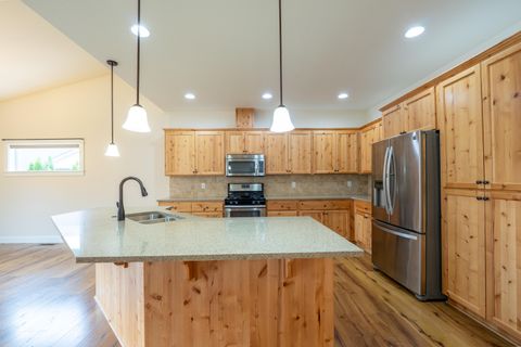 Tiny photo for 1752 NW Upas Avenue, Redmond, OR 97756 (MLS # 220212245)