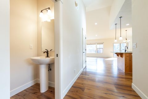 Tiny photo for 1752 NW Upas Avenue, Redmond, OR 97756 (MLS # 220212245)