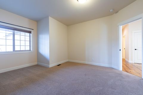 Tiny photo for 1752 NW Upas Avenue, Redmond, OR 97756 (MLS # 220212245)