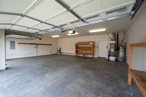 Tiny photo for 1752 NW Upas Avenue, Redmond, OR 97756 (MLS # 220212245)