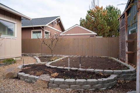 Tiny photo for 1752 NW Upas Avenue, Redmond, OR 97756 (MLS # 220212245)