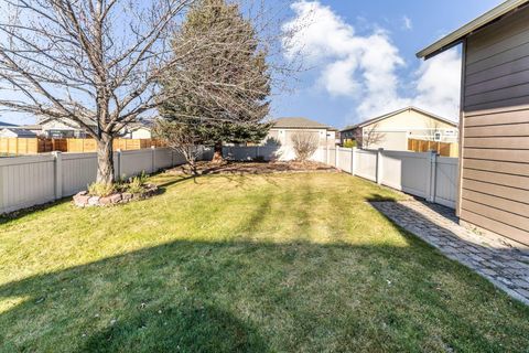 Tiny photo for 1751 NW Jackpine Avenue, Redmond, OR 97756 (MLS # 220213052)