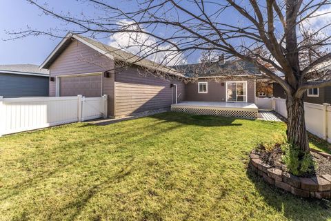 Tiny photo for 1751 NW Jackpine Avenue, Redmond, OR 97756 (MLS # 220213052)