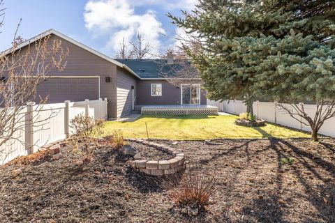 Tiny photo for 1751 NW Jackpine Avenue, Redmond, OR 97756 (MLS # 220213052)