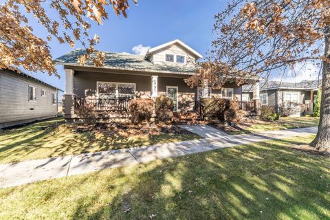Photo of 1751 NW Jackpine Avenue, Redmond, OR 97756 (MLS # 220213052)