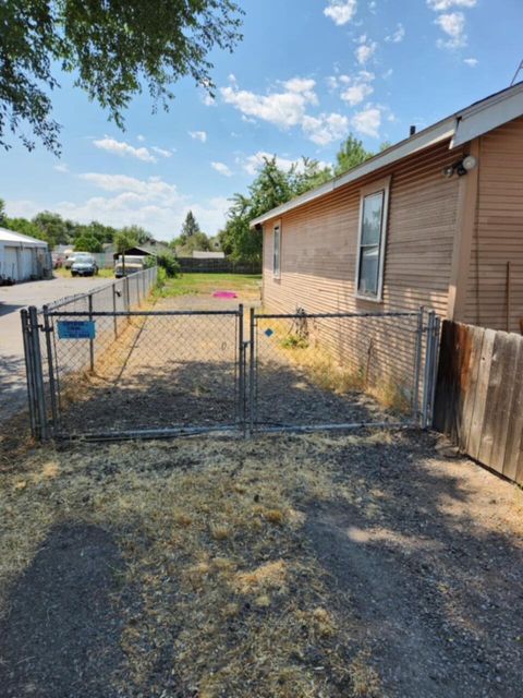 Tiny photo for 3236 Cannon Avenue, Klamath Falls, OR 97603 (MLS # 220220263)