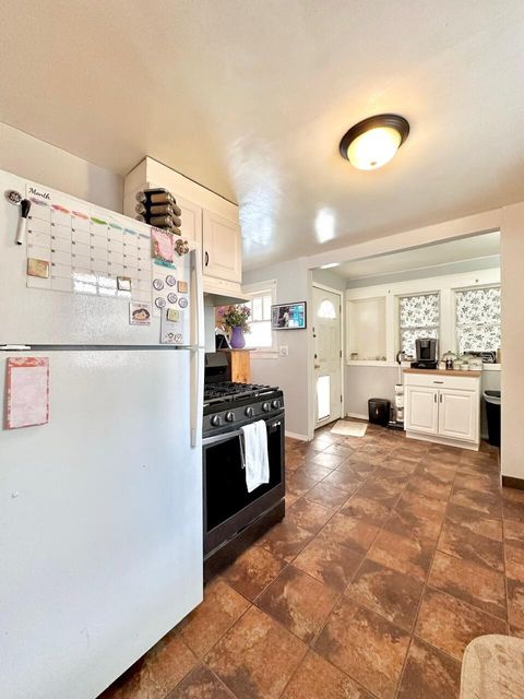 Tiny photo for 3236 Cannon Avenue, Klamath Falls, OR 97603 (MLS # 220220263)
