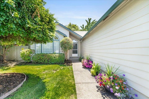 Tiny photo for 2736 Juanita Avenue, Medford, OR 97504 (MLS # 220225380)