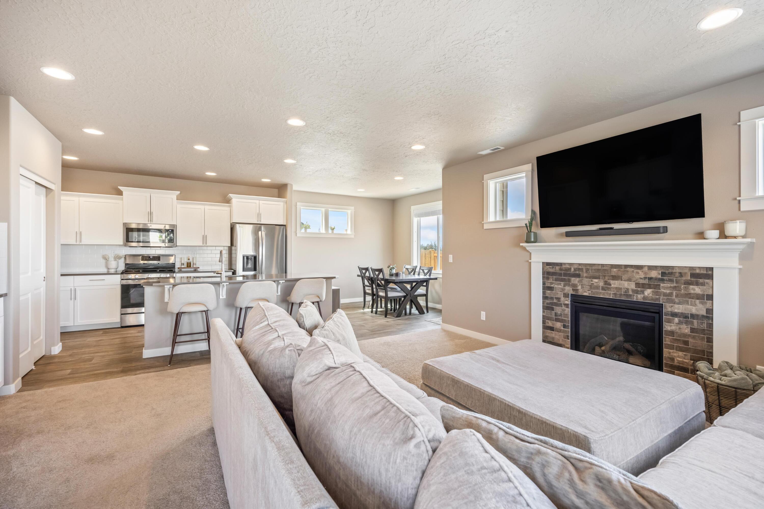 2513 NW Upas Way