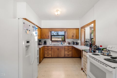 Tiny photo for 1083 Rossanley Drive, Medford, OR 97501 (MLS # 220226566)
