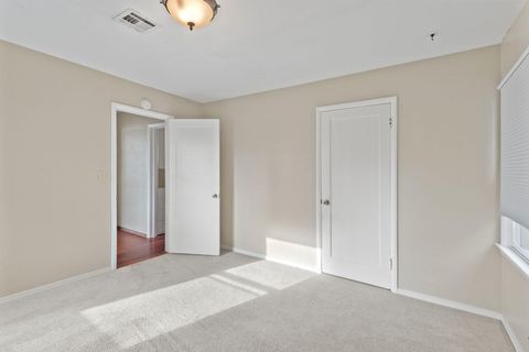 Tiny photo for 325 NE B Street, Grants Pass, OR 97526 (MLS # 220212669)