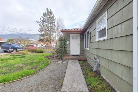 Tiny photo for 325 NE B Street, Grants Pass, OR 97526 (MLS # 220212669)