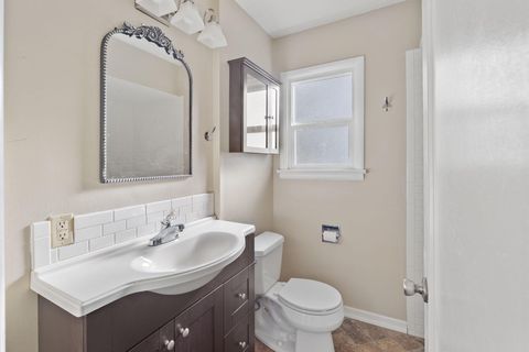 Tiny photo for 325 NE B Street, Grants Pass, OR 97526 (MLS # 220212669)