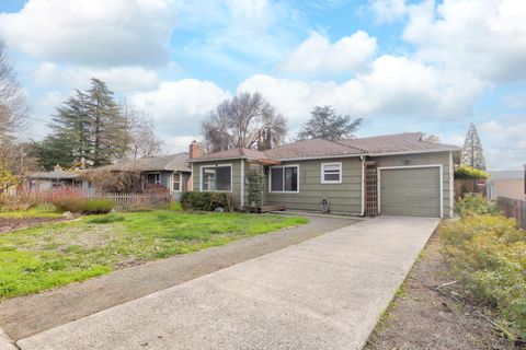 Photo of 325 NE B Street, Grants Pass, OR 97526 (MLS # 220212669)