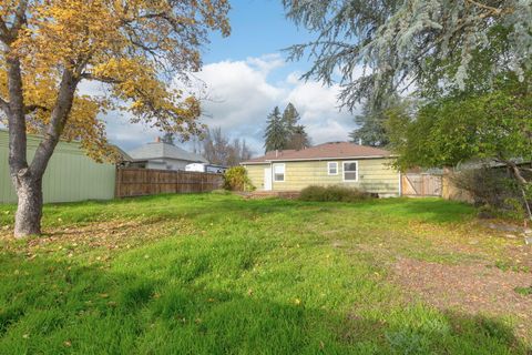 Tiny photo for 325 NE B Street, Grants Pass, OR 97526 (MLS # 220212669)
