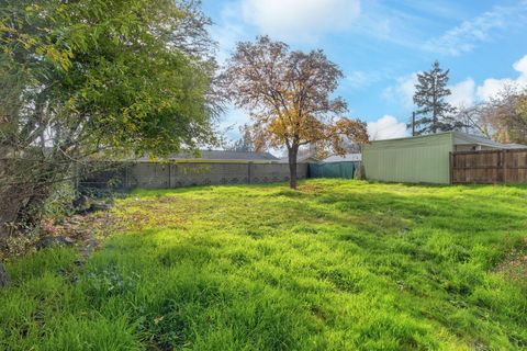 Tiny photo for 325 NE B Street, Grants Pass, OR 97526 (MLS # 220212669)