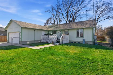 Photo of 306 SE 8th Street, Madras, OR 97741 (MLS # 220217248)