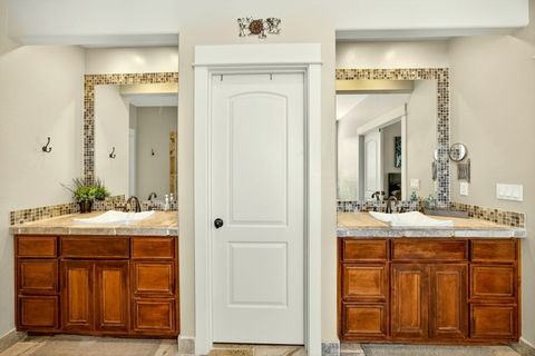 Tiny photo for 3874 Cherry Lane, Medford, OR 97504 (MLS # 220217422)