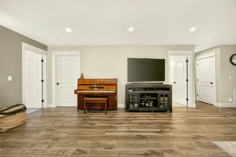 Tiny photo for 3874 Cherry Lane, Medford, OR 97504 (MLS # 220217422)