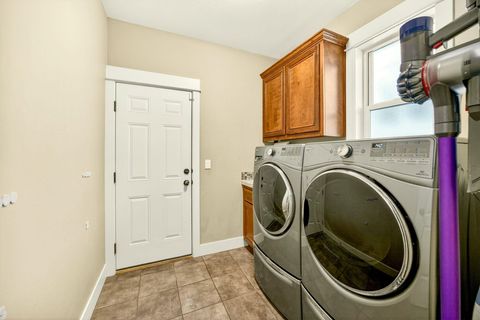 Tiny photo for 3874 Cherry Lane, Medford, OR 97504 (MLS # 220217422)