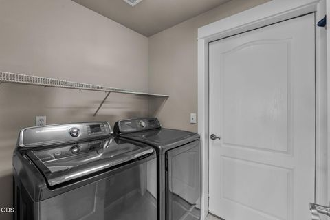 Tiny photo for 3633 SW 29th Street, Redmond, OR 97756 (MLS # 220224598)