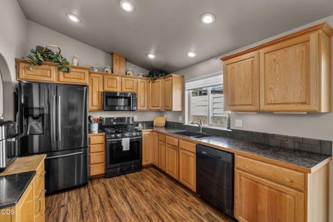Tiny photo for 3633 SW 29th Street, Redmond, OR 97756 (MLS # 220224598)