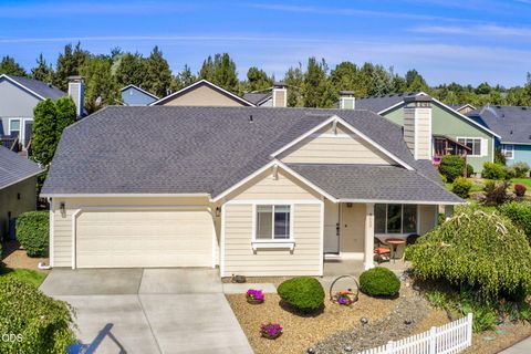Photo of 3633 SW 29th Street, Redmond, OR 97756 (MLS # 220224598)