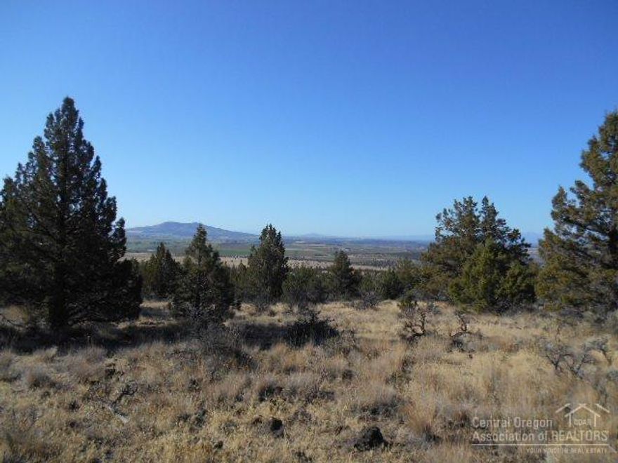 Live on a dead end street with fantastic Cascade Mountain views. Five acres no CC&R's. All utilities close by. These properties are hard to find.