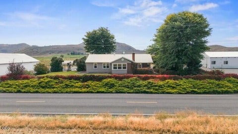 Photo of 892 Cross Road, Klamath Falls, OR 97603 (MLS # 220229597)